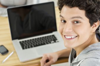 Jugendliche(r) vor Laptop